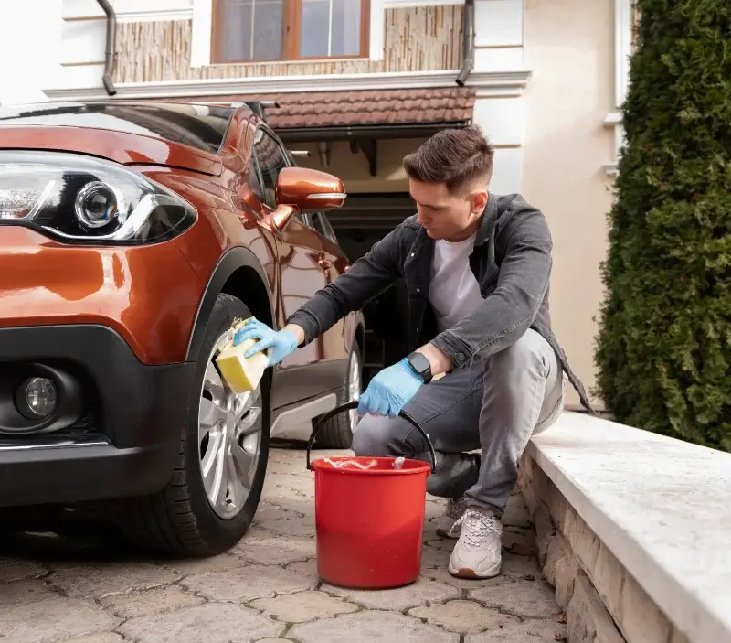 Lavage auto à domicile Fouillouse : professionnel intervenant sur un véhicule